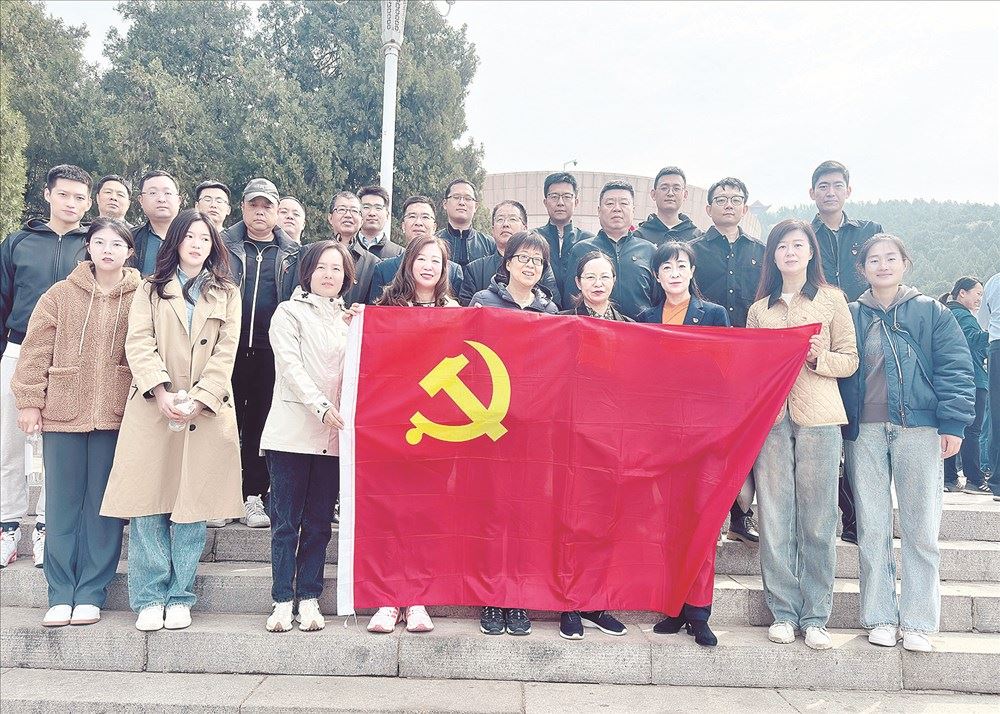 集团组织部分职工到济南英雄山革命烈士陵园瞻仰祭扫